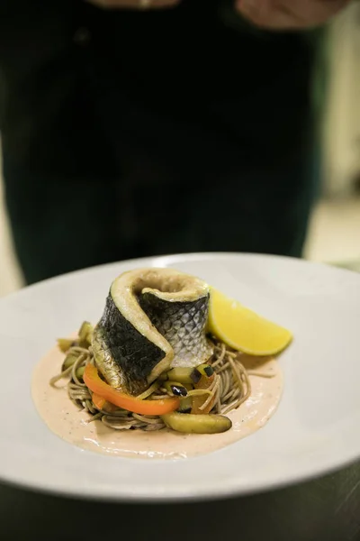 Leckeres Fischbrötchen mit Gemüsegarnitur und mit Paprika gewürzten Oliven auf weißem Teller — Stockfoto