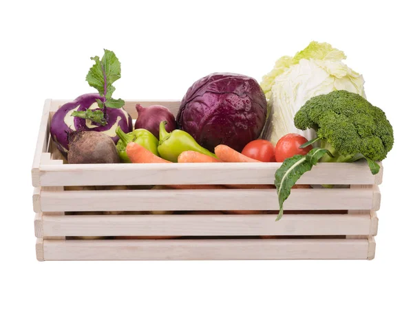 Frisches mehrfarbiges Gemüse in Holzkiste. Bio-Lebensmittel. weißer Hintergrund — Stockfoto