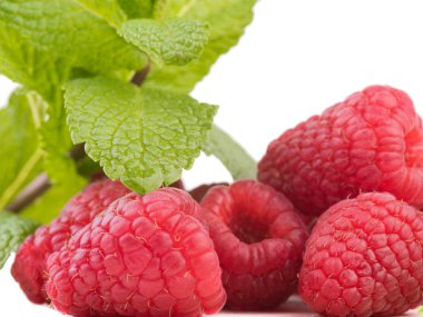 Beyaz arkaplanda yapraklı ahududu