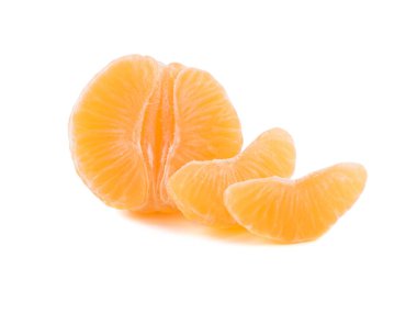 İzole narenciye koleksiyonu. Bütün mandalina veya mandalina meyve ve beyaz arka plan üzerinde izole soyulmuş kesimleri. Beyaz arka plan üzerinde izole yaprakları ile mandalina, mandalina, clementine. Üstten görünüm
