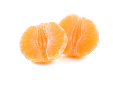 İzole narenciye koleksiyonu. Bütün mandalina veya mandalina meyve ve beyaz arka plan üzerinde izole soyulmuş kesimleri. Beyaz arka plan üzerinde izole yaprakları ile mandalina, mandalina, clementine. Üstten görünüm