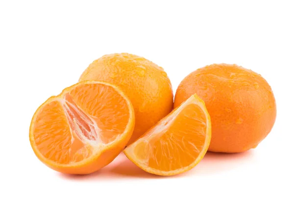 孤立した柑橘類のコレクションです 全体みかんまたはマンダリン オレンジ果物や皮をむいたセグメントが白い背景で隔離 白い背景で隔離の葉とマンダリン タンジェリン クレメンタイン トップ ビュー — ストック写真