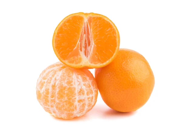孤立した柑橘類のコレクションです 全体みかんまたはマンダリン オレンジ果物や皮をむいたセグメントが白い背景で隔離 白い背景で隔離の葉とマンダリン タンジェリン クレメンタイン トップ ビュー — ストック写真