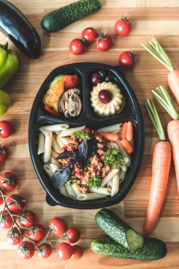 Topluluğu ile sağlıklı gıda folyo kutuları götürün. Kapları her gün yemek - et, sebze ve beyaz arka plan, üstten görünüm hukuk şişman snacks ile kümesi