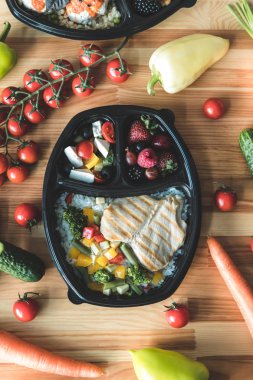 Topluluğu ile sağlıklı gıda folyo kutuları götürün. Kapları her gün yemek - et, sebze ve beyaz arka plan, üstten görünüm hukuk şişman snacks ile kümesi