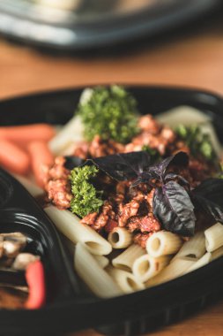 Topluluğu ile sağlıklı gıda folyo kutuları götürün. Kapları her gün yemek - et, sebze ve beyaz arka plan, üstten görünüm hukuk şişman snacks ile kümesi