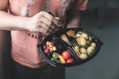 Topluluğu ile sağlıklı gıda folyo kutuları götürün. Kapları her gün yemek - et, sebze ve beyaz arka plan, üstten görünüm hukuk şişman snacks ile kümesi