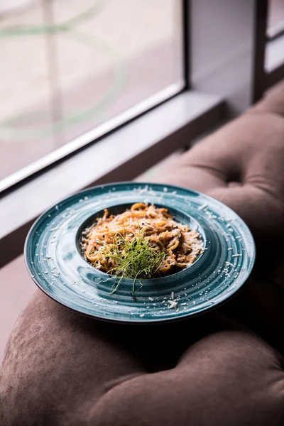 Chutné Zdravé Jídlo Krásné Porce Jídla Jídlo Restauraci Modrý Talíř — Stock fotografie