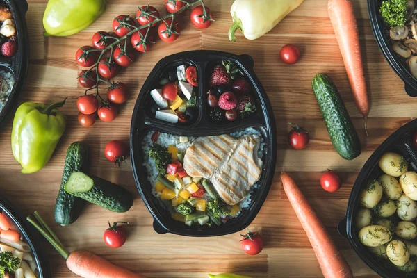 Topluluğu ile sağlıklı gıda folyo kutuları götürün. Kapları her gün yemek - et, sebze ve beyaz arka plan, üstten görünüm hukuk şişman snacks ile kümesi