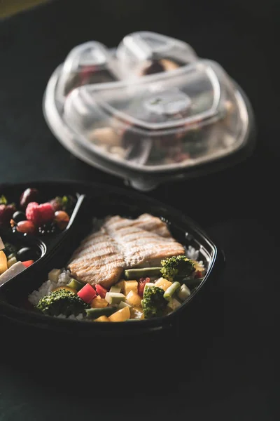 Collectie Van Klaarmaaltijden Folie Vakken Met Gezonde Voeding Aantal Containers — Stockfoto