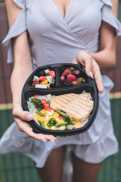 Topluluğu ile sağlıklı gıda folyo kutuları götürün. Kapları her gün yemek - et, sebze ve beyaz arka plan, üstten görünüm hukuk şişman snacks ile kümesi