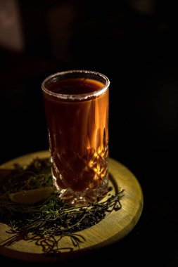 Siyah bir zemin üzerine taze kokteyl. Siyah bir arka plan üzerinde alkollü kokteyl. Meyve bir kokteyl ile. Alkolsüz kokteyl. Kokteyller siyah bir zemin üzerine karışımı.