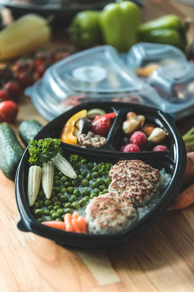 Take away folyo kutuları koleksiyonu ile almak uzakta folyo kutuları ile sağlıklı gıda sağlıklı food.n. Sağlıklı gıda kutusunda. Taze kutusu. yaşam tarzı, günlük yemek planı