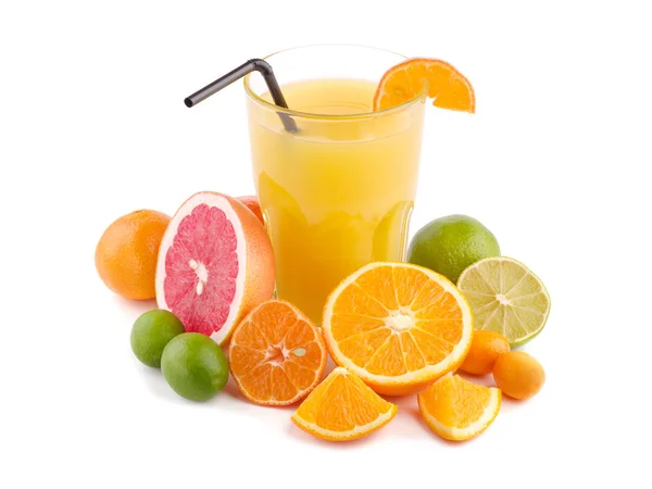 柑橘汁 葡萄柚 石灰在一杯中 柑橘维生素汁 健康饮料与新鲜水果 葡萄柚 清爽的自制柠檬水 早餐饮料 — 图库照片