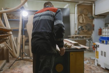 Marangoz marangozluk atölye onun bu işle. Ahşap işleme makineleri marangozluk dükkanda çalışan marangoz