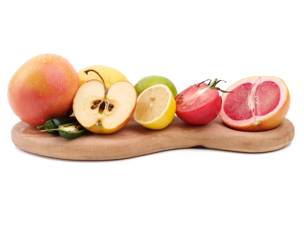 Vários Tipos Frutas Fatias Colocadas Fundo Branco Tigela Salada Frutas — Fotografia de Stock