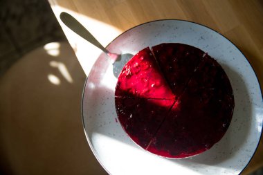 Tatlı cam dekore edilmiş. Güzel pasta, küçük renkli tatlı kek, macaron ve tatlı büfesi diğer tatlı çeşitleri