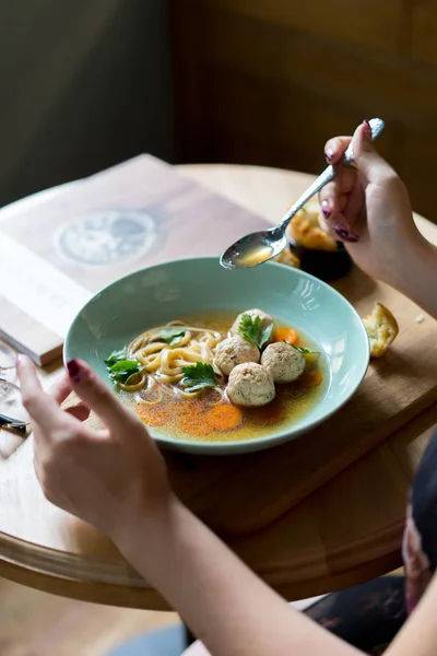 Jemná Krémová Polévka Připravené Orientální Restauraci Tvůrčí Zátiší Podává Stůl — Stock fotografie