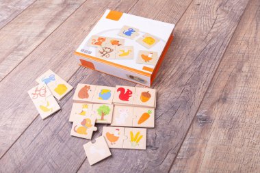 Eğitici oyuncaklar. Ahşap Eko oyuncaklar. Bebek Çocuk ahşap eğitici oyuncak ile öğretim koordinasyon yeniden sarı, mavi ve yeşil teller ilmekledi