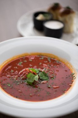 Geleneksel Ukraynalı Rus Pancar çorbası biftek kupa ile. Üstten görünüm. Pancar çorbası ekşi krema ile