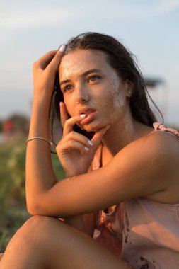 Yüzünde bal ile genç güzel kadın. Sağlıklı mükemmel cilt. Bal tedavisi.