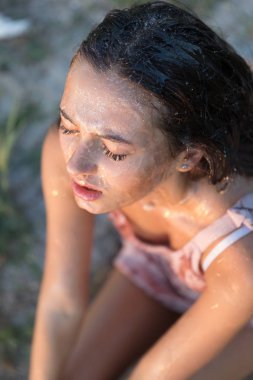 Yüzünde bal ile genç güzel kadın. Sağlıklı mükemmel cilt. Bal tedavisi.