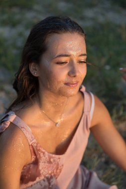 Yüzünde bal ile genç güzel kadın. Sağlıklı mükemmel cilt. Bal tedavisi.