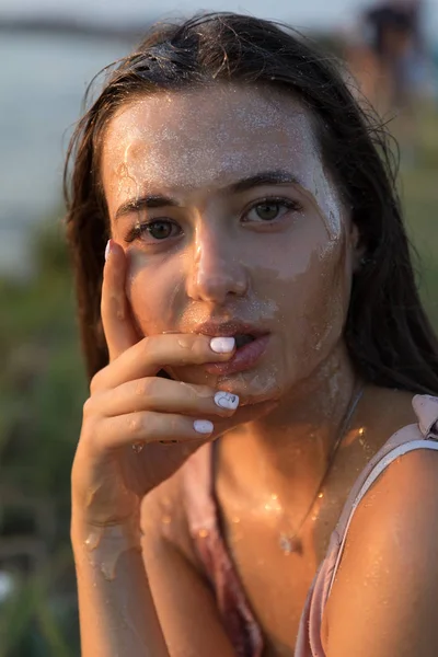 Ung Vacker Kvinna Med Honung Hennes Ansikte Friska Perfekt Hud — Stockfoto