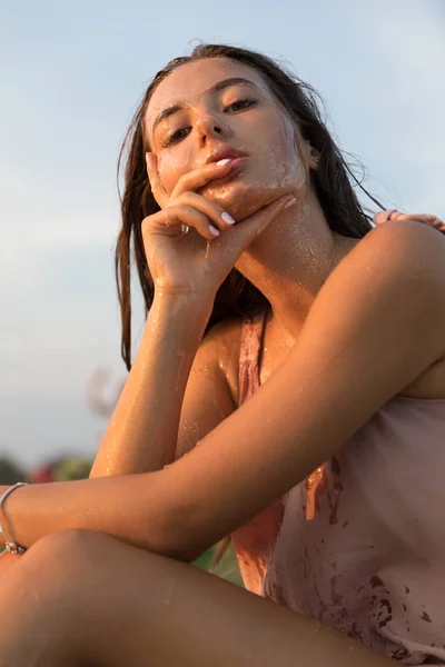 Mooie Jongedame Met Honing Haar Gezicht Gezonde Perfecte Huid Honing — Stockfoto