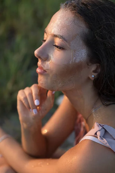 年轻美丽的女人 脸上带着蜂蜜 健康完美的肌肤 蜂蜜治疗 — 图库照片