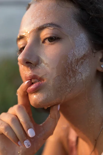 Jovem Mulher Bonita Com Mel Rosto Pele Perfeita Saudável Tratamento — Fotografia de Stock