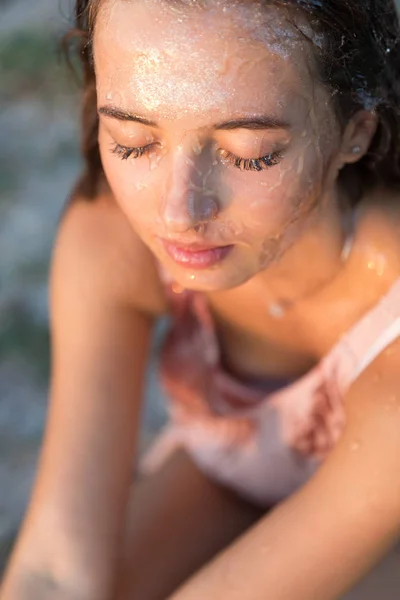 彼女の顔の上に蜂蜜と若い美しい女性 健康的な肌 蜂蜜の治療 — ストック写真