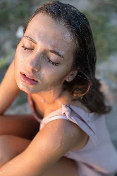 Jovem Mulher Bonita Com Mel Rosto Pele Perfeita Saudável Tratamento — Fotografia de Stock