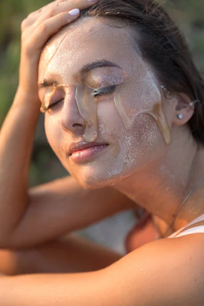 Giovane Bella Donna Con Miele Sul Viso Pelle Sana Perfetta — Foto Stock