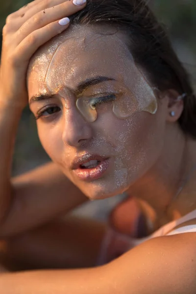 Jovem Mulher Bonita Com Mel Rosto Pele Perfeita Saudável Tratamento — Fotografia de Stock