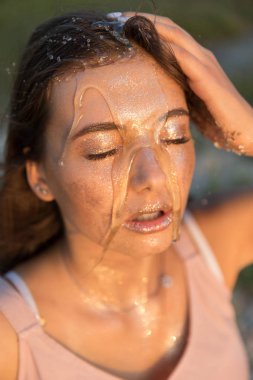 Yüzünde bal ile genç güzel kadın. Sağlıklı mükemmel cilt. Bal tedavisi.