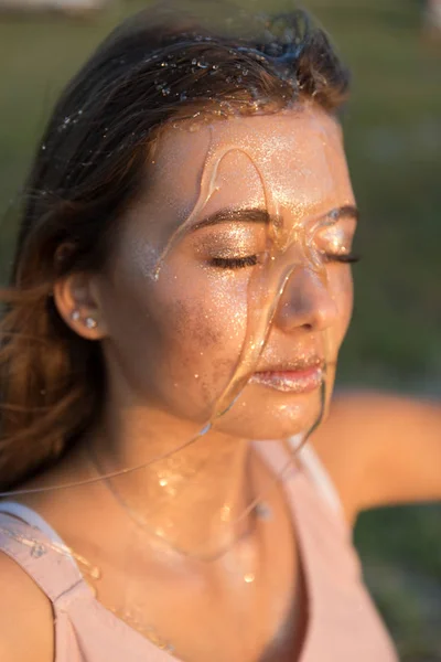 Mooie Jongedame Met Honing Haar Gezicht Gezonde Perfecte Huid Honing — Stockfoto