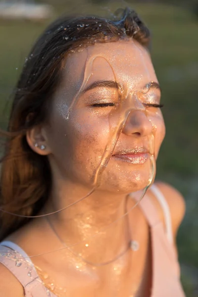 Ung Vacker Kvinna Med Honung Hennes Ansikte Friska Perfekt Hud — Stockfoto