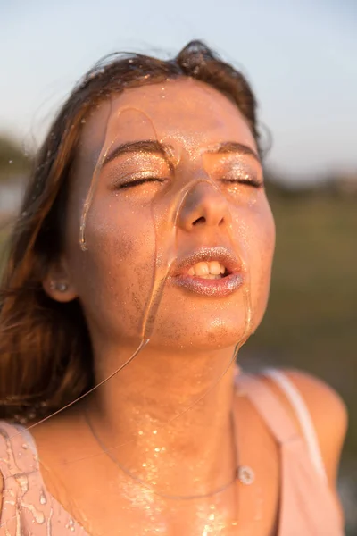 Ung Vacker Kvinna Med Honung Hennes Ansikte Friska Perfekt Hud — Stockfoto