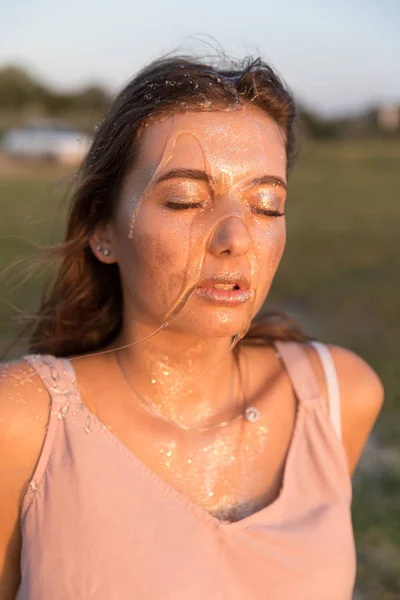 Mooie Jongedame Met Honing Haar Gezicht Gezonde Perfecte Huid Honing — Stockfoto