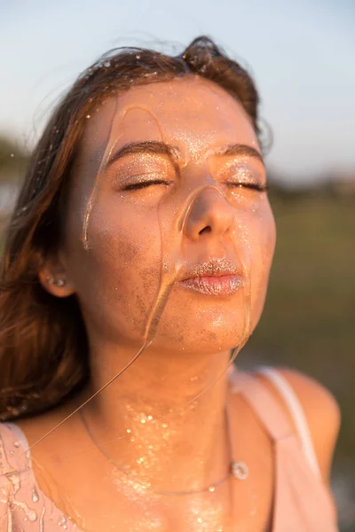 Ung Vacker Kvinna Med Honung Hennes Ansikte Friska Perfekt Hud — Stockfoto