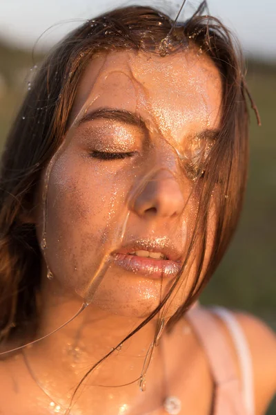 Jovem Mulher Bonita Com Mel Rosto Pele Perfeita Saudável Tratamento — Fotografia de Stock