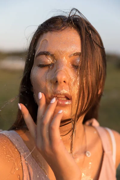 Jovem Mulher Bonita Com Mel Rosto Pele Perfeita Saudável Tratamento — Fotografia de Stock