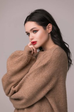 Güzellik kadını yüz portre. Güzel Spa modeli mükemmel taze temiz ten kızla. Kameraya bakarak ve gri arka plan üzerinde gülümseyen esmer kadın. Güzel saç modeli Gençlik ve cilt bakım kavramı