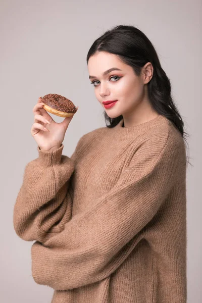 Hermosa Chica Con Labios Rojos Posando Con Donuts Pretty Chica —  Fotos de Stock