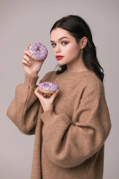 Belle Fille Aux Lèvres Rouges Posant Avec Des Beignets Jolie — Photo