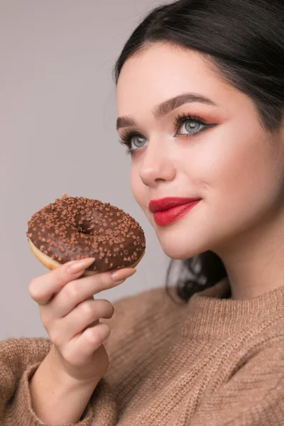 Hermosa Chica Con Labios Rojos Posando Con Donuts Pretty Chica —  Fotos de Stock