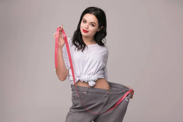 Concepto Pérdida Peso Mujer Delgada Está Feliz Mostrar Sus Pantalones — Foto de Stock