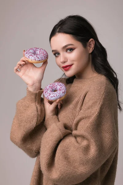 Belle Fille Avec Des Lèvres Rouges Posant Avec Des Beignets — Photo