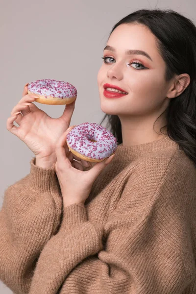 Hermosa Chica Con Labios Rojos Posando Con Donuts Apple Pretty —  Fotos de Stock